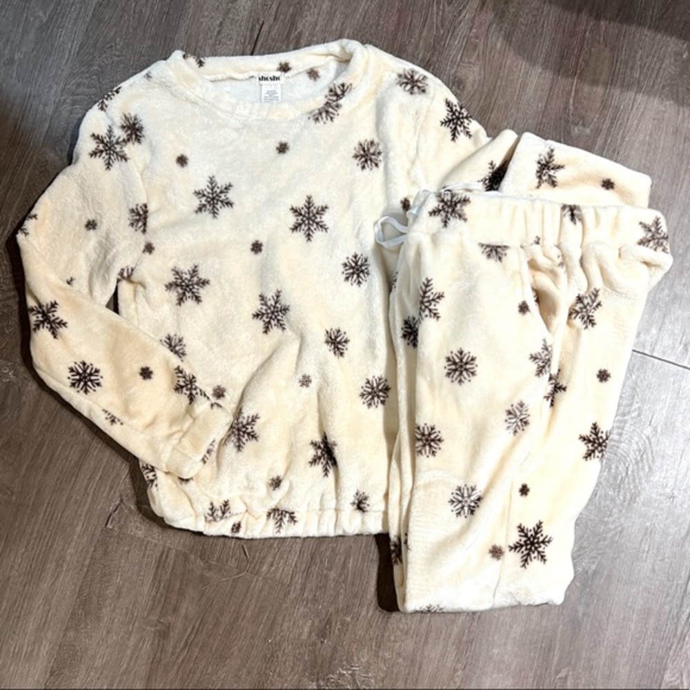 Shosho Cream Snowflake Pajama Set